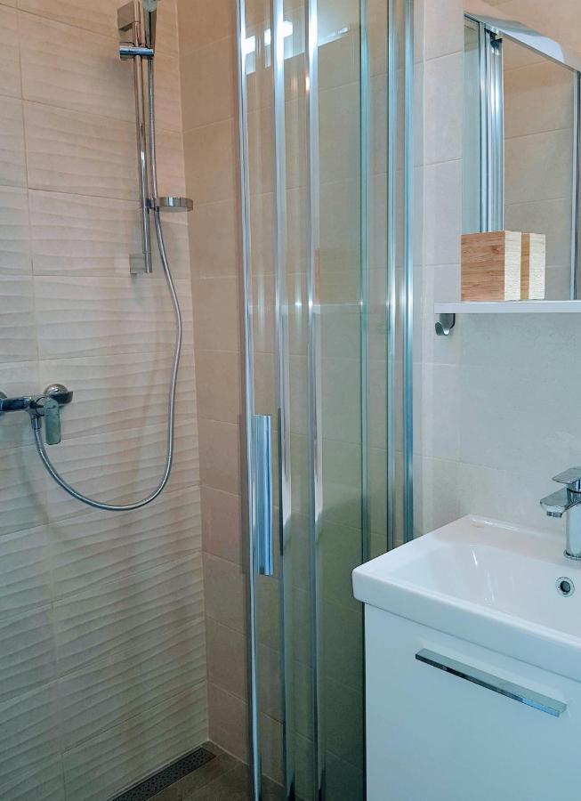 Apartmani Elena Малинска Экстерьер фото
