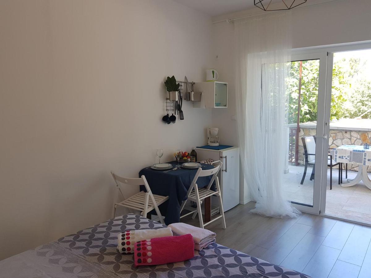 Apartmani Elena Малинска Экстерьер фото