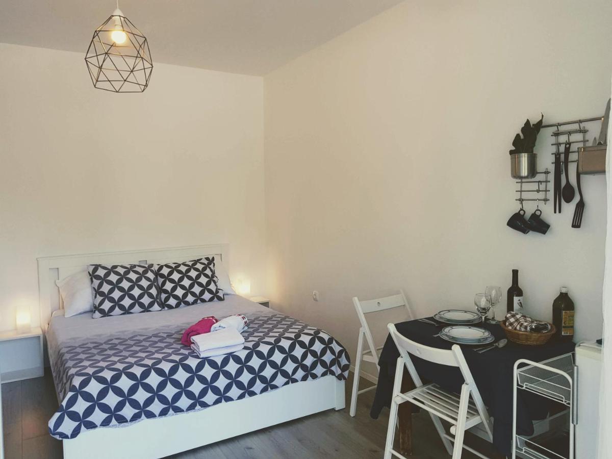 Apartmani Elena Малинска Экстерьер фото