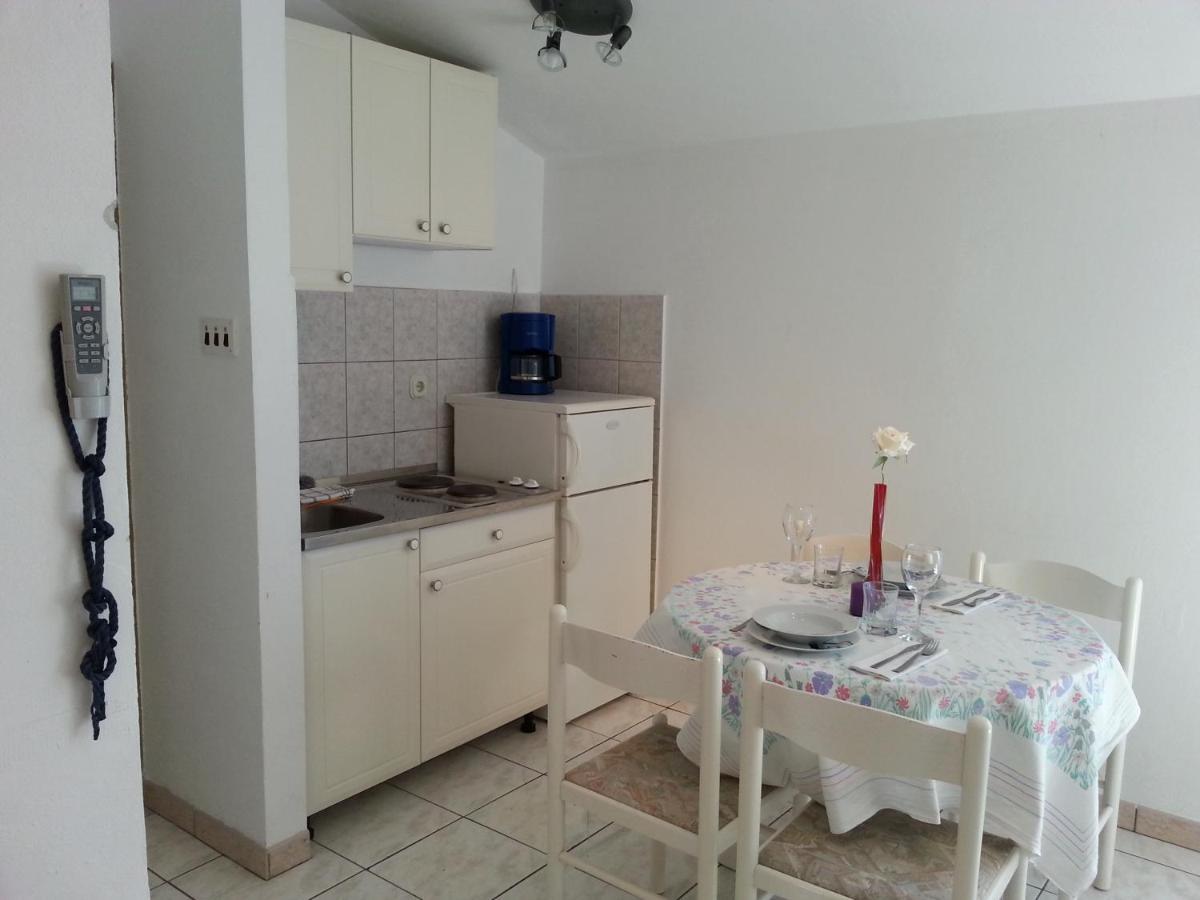 Apartmani Elena Малинска Экстерьер фото