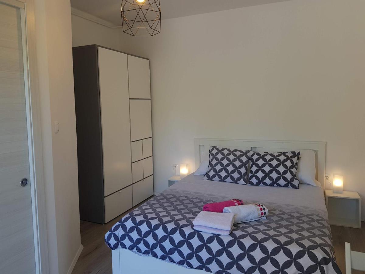 Apartmani Elena Малинска Экстерьер фото